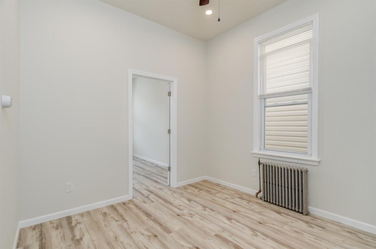 419 22nd St #3 - Photo 7 of 11