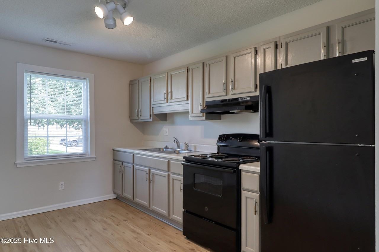 2314 Indian Dr Apt C2 - Photo 4 of 17