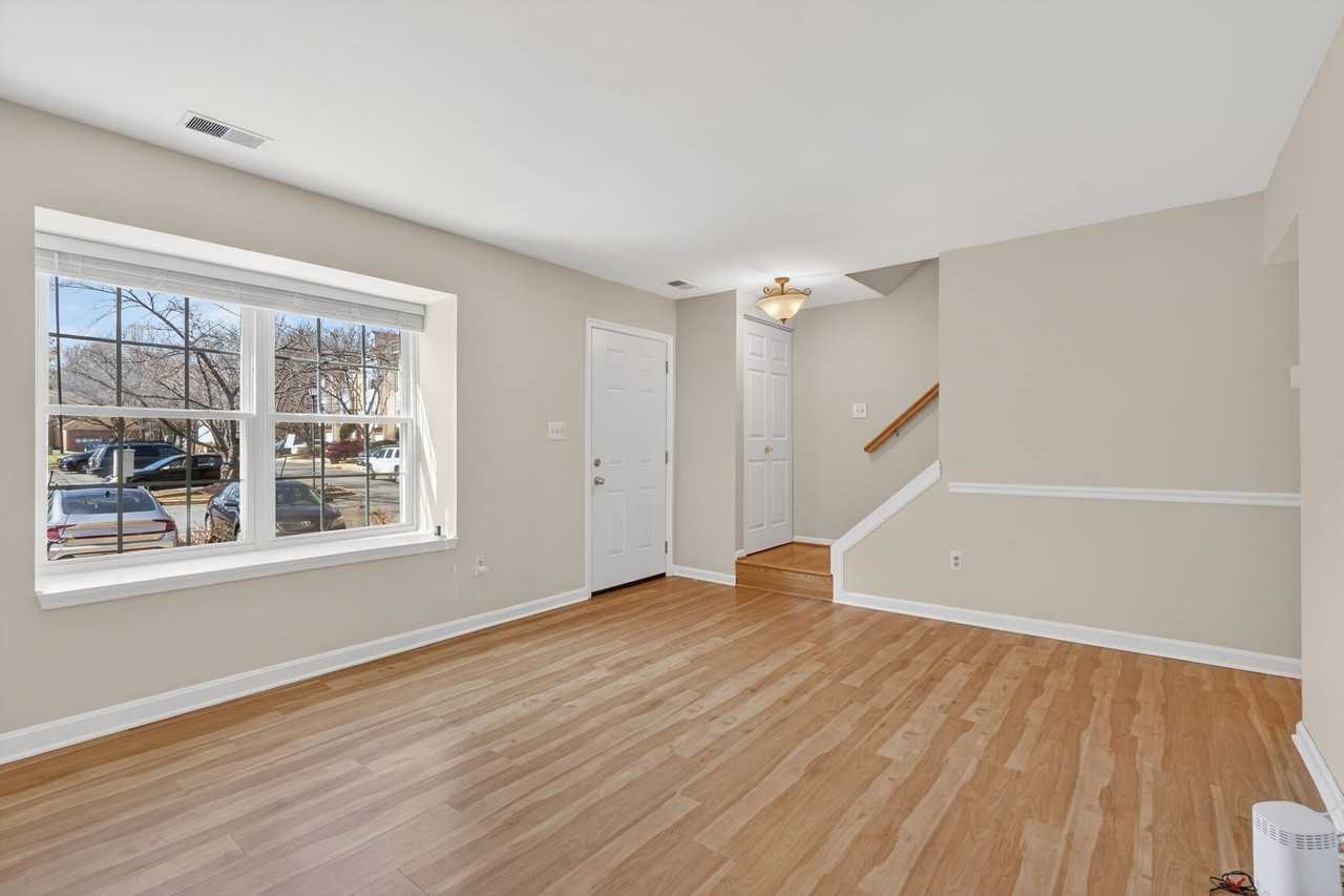 8 Suncroft Ct #1 - Photo 4 of 23