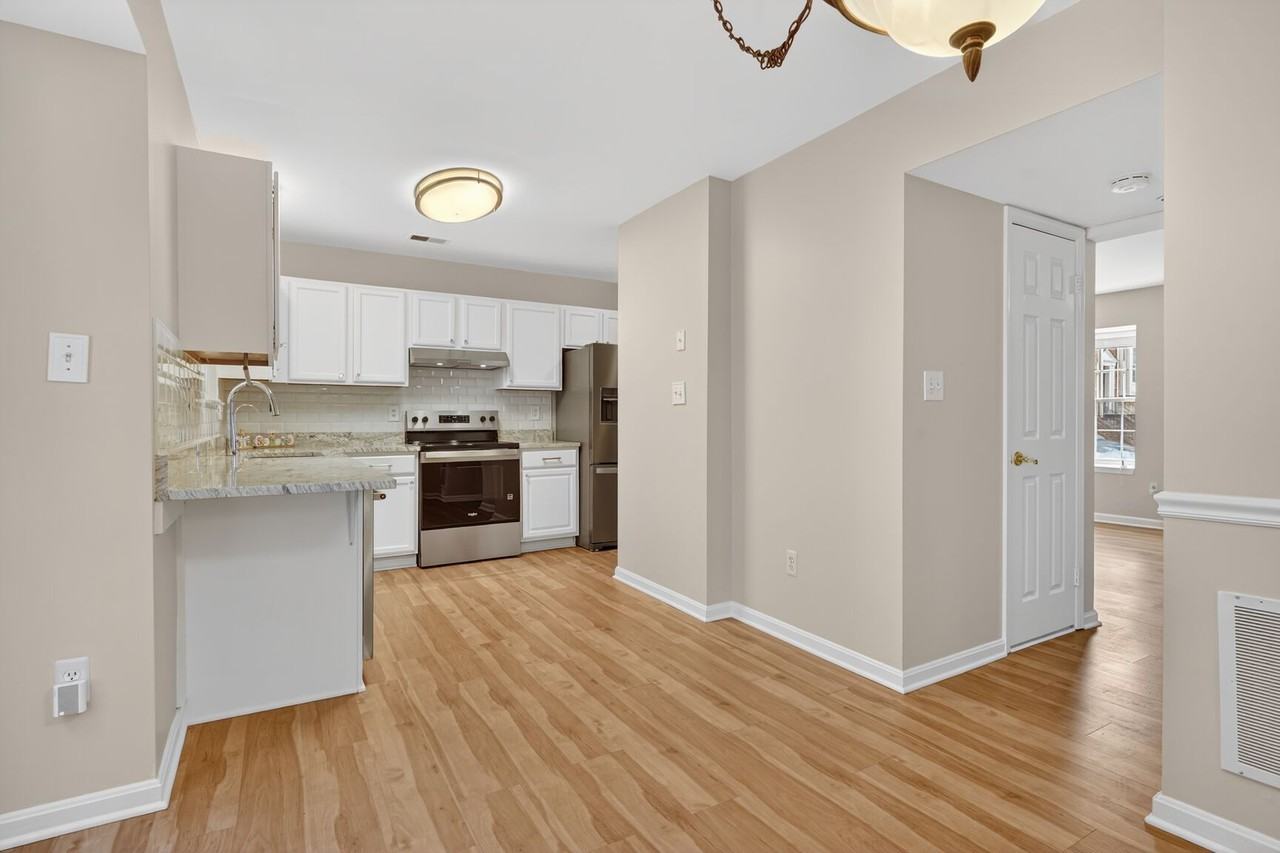 8 Suncroft Ct #1 - Photo 6 of 23