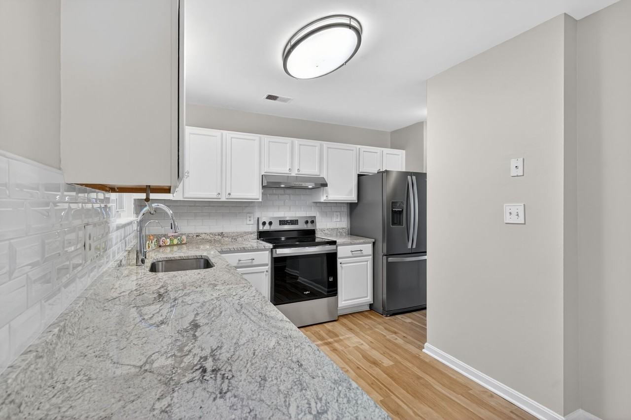 8 Suncroft Ct #1 - Photo 7 of 23