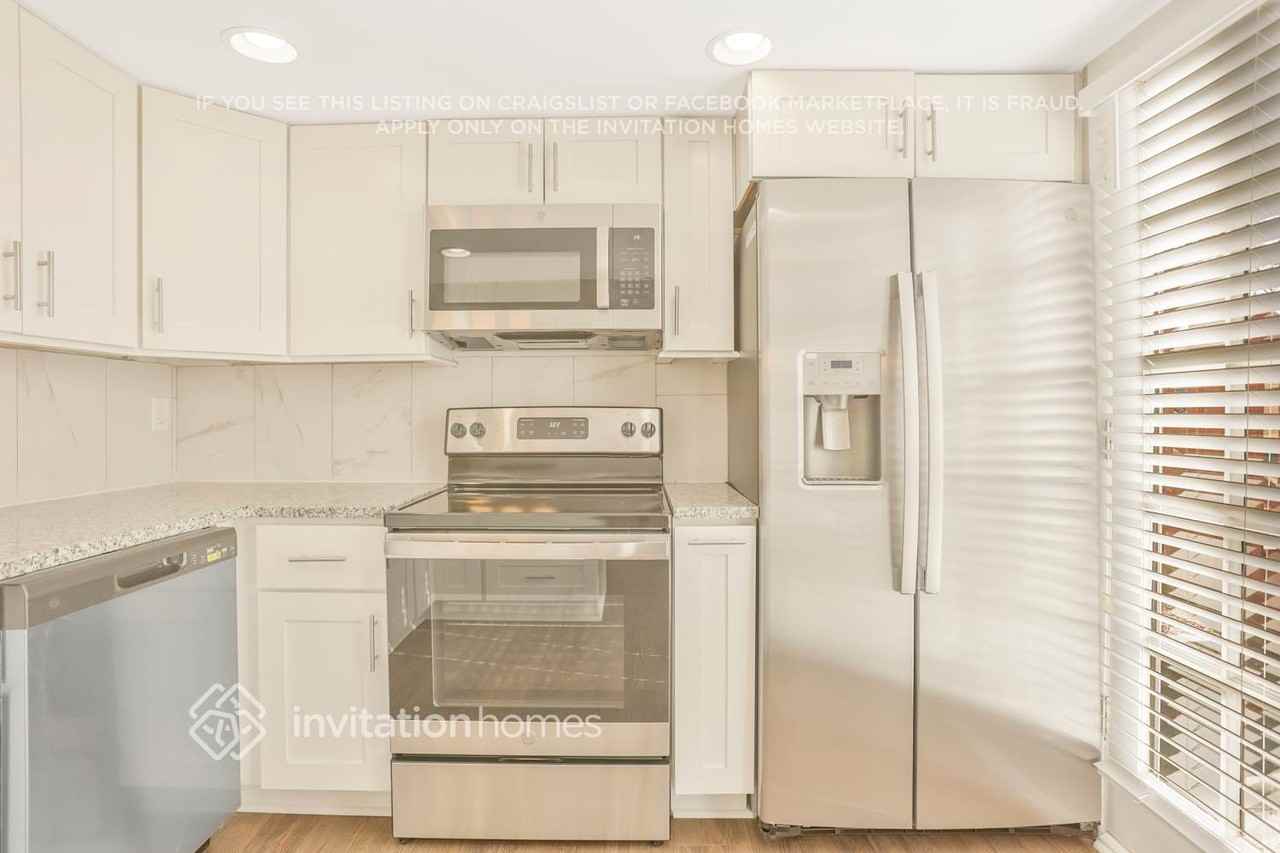 1795 Fayetteville Ct Se - Photo 5 of 12