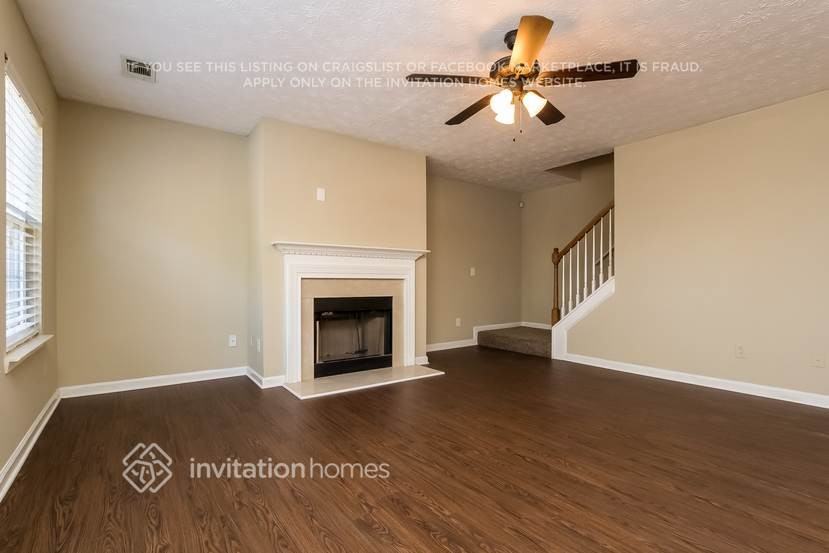 1026 Hawthorn Ln - Photo 2 of 16
