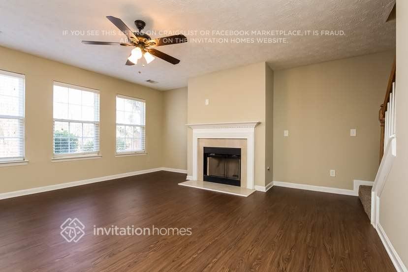 1026 Hawthorn Ln - Photo 3 of 16
