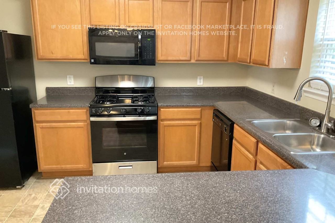 1026 Hawthorn Ln - Photo 4 of 16