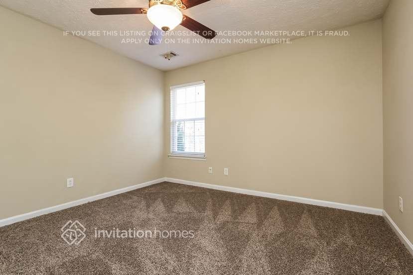 1026 Hawthorn Ln - Photo 5 of 16