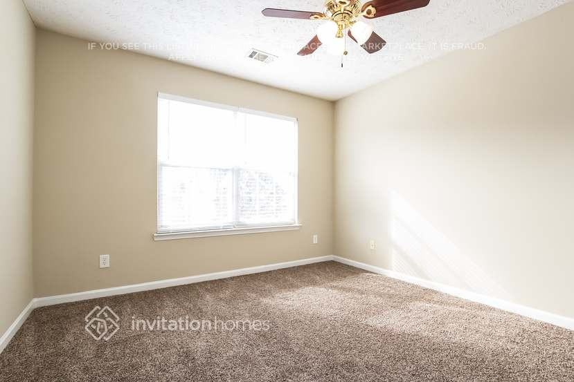 1026 Hawthorn Ln - Photo 6 of 16