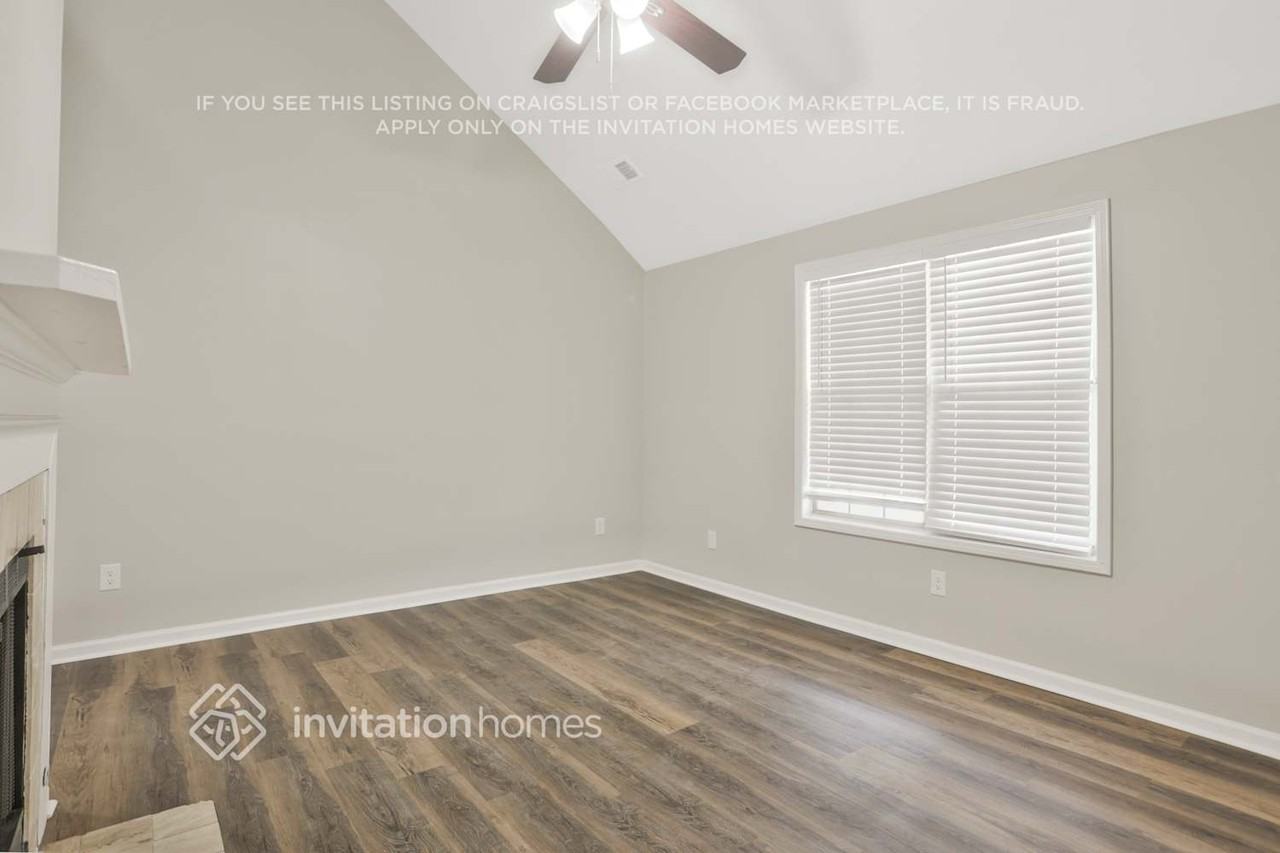 1052 Autumn Crest Dr - Photo 4 of 24