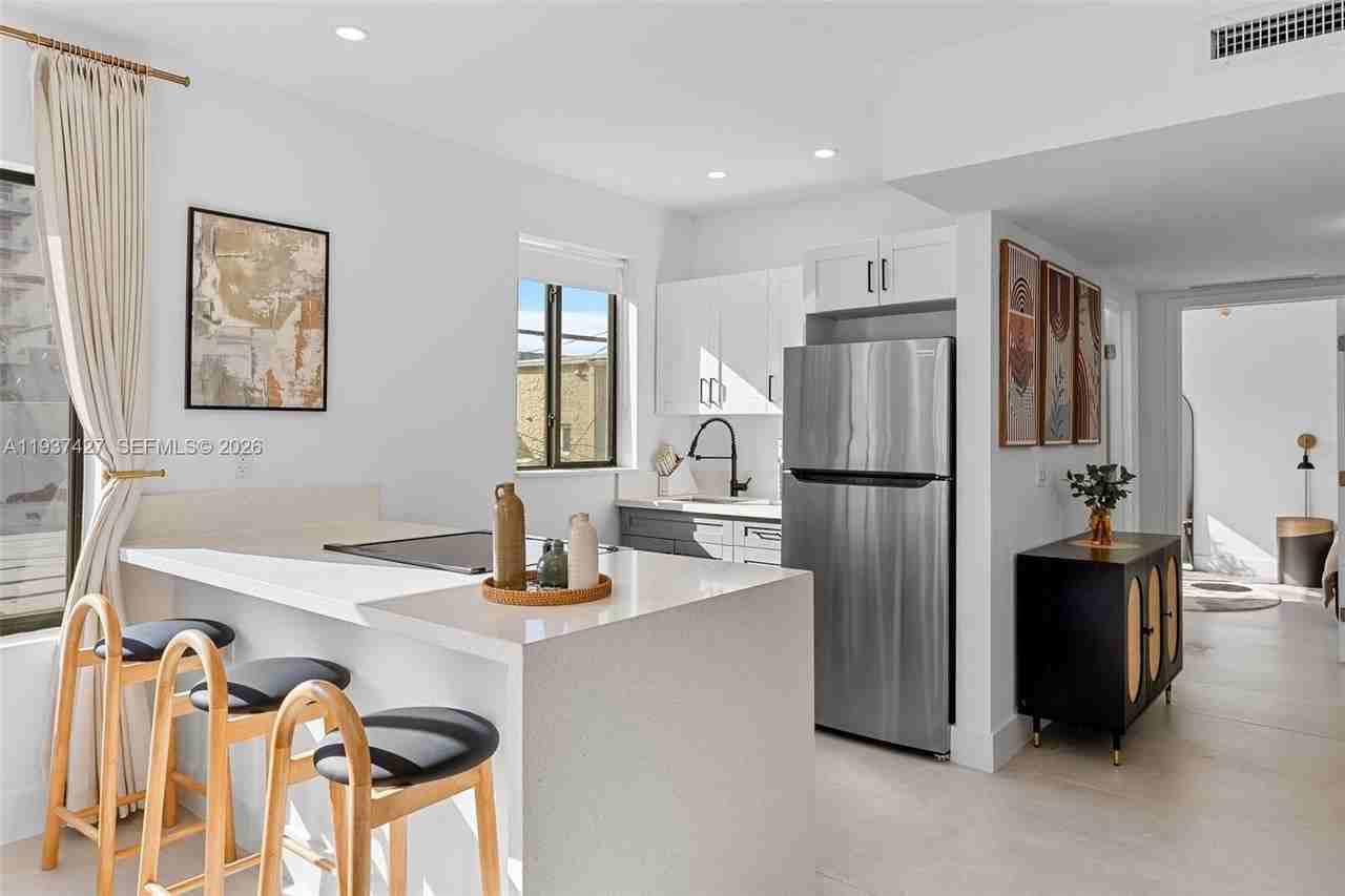 1144 Sw 4th St #8 - Photo 4 of 14