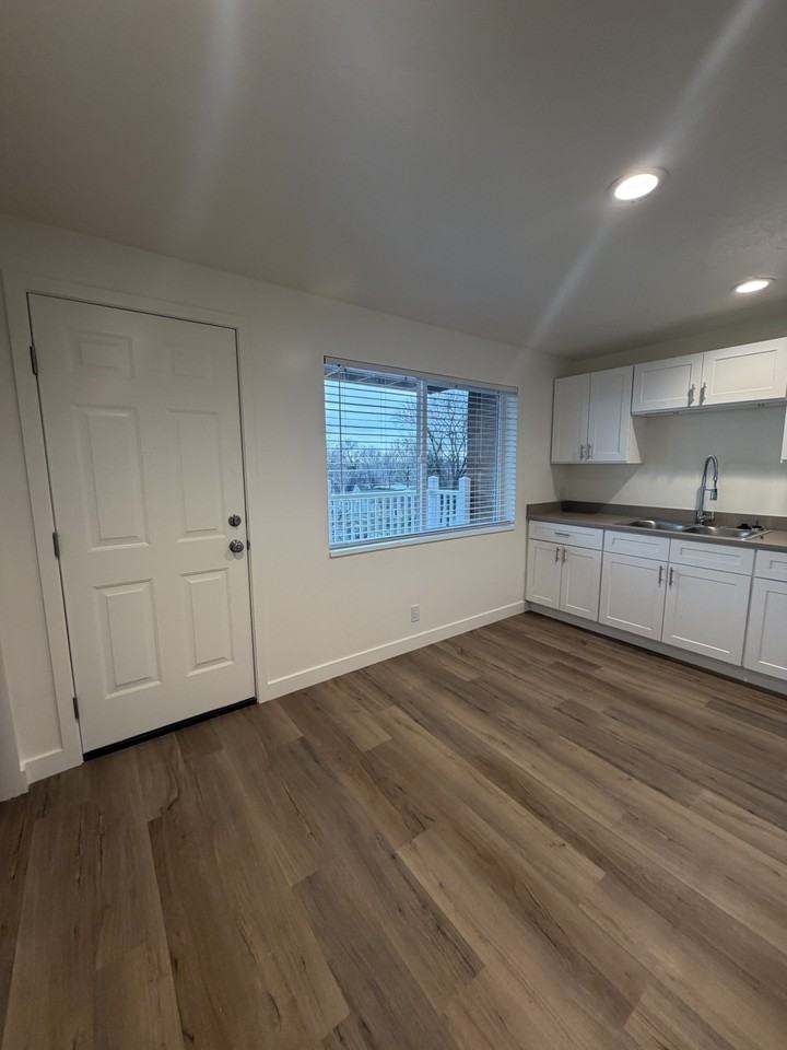 256 E Helm Ave - Photo 3 of 8