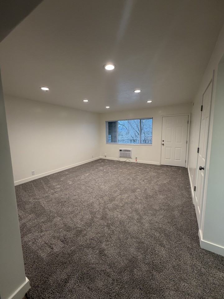 256 E Helm Ave - Photo 4 of 8