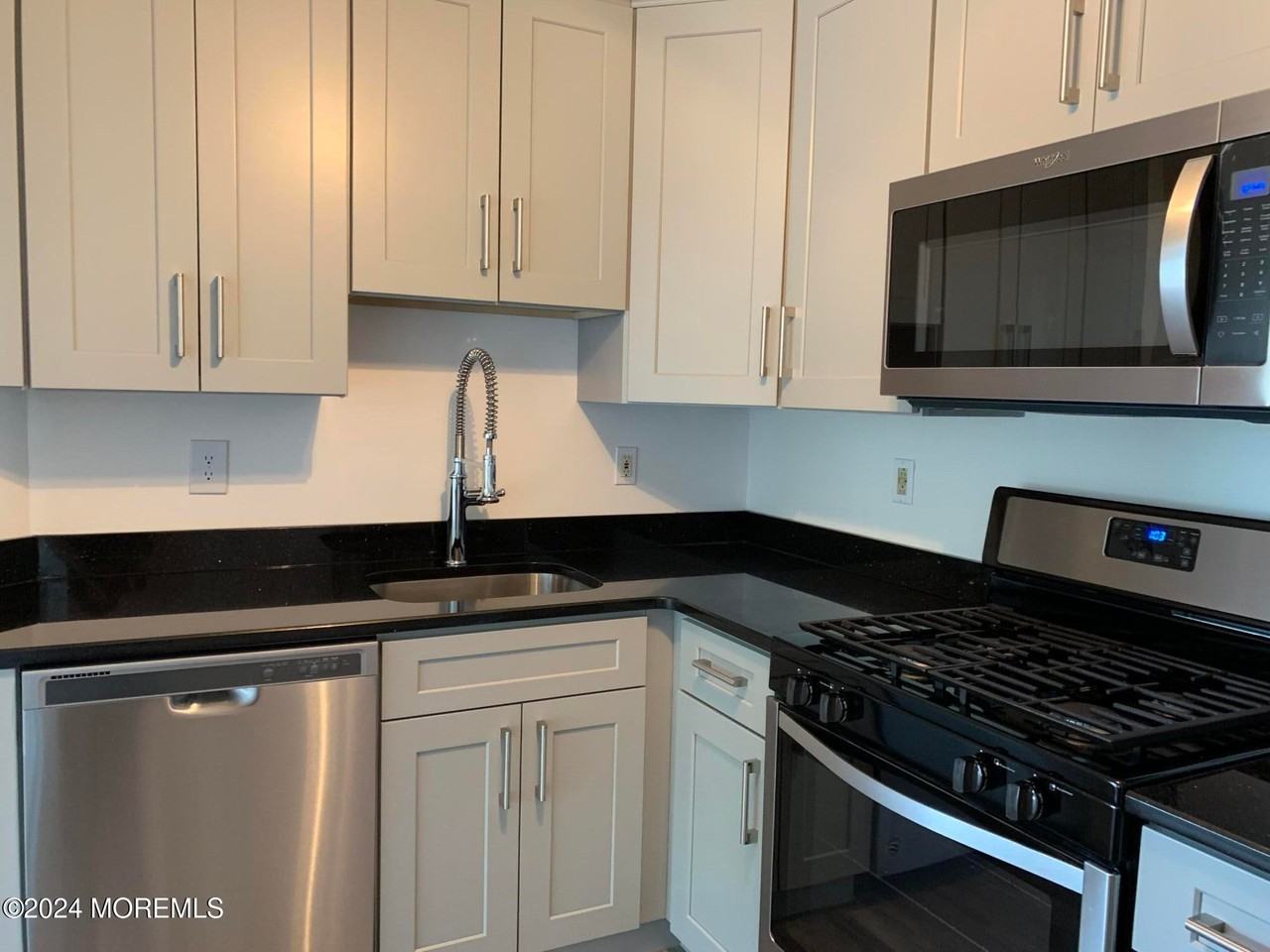 462 Magnolia Ct - Photo 2 of 15