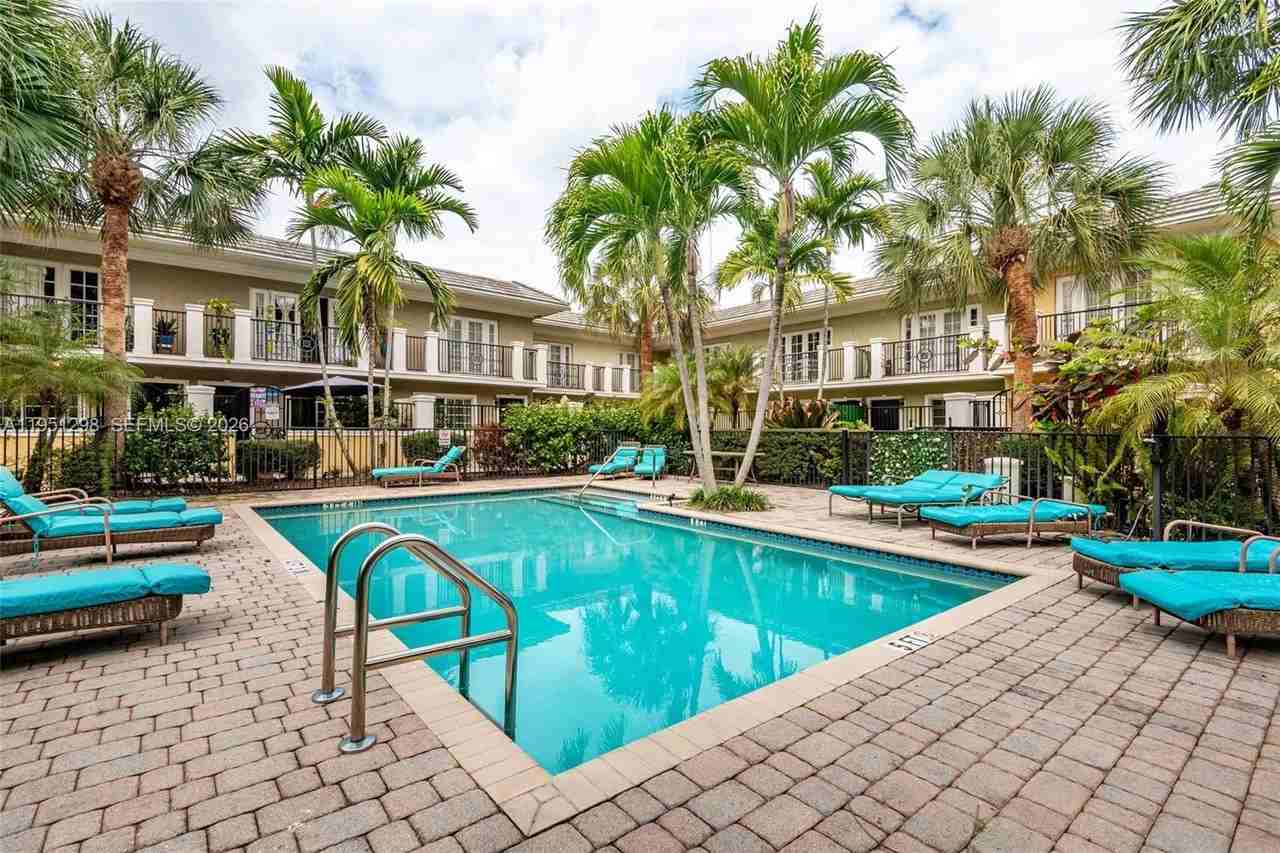 1000 Palm Trl #6 - Photo 2 of 27