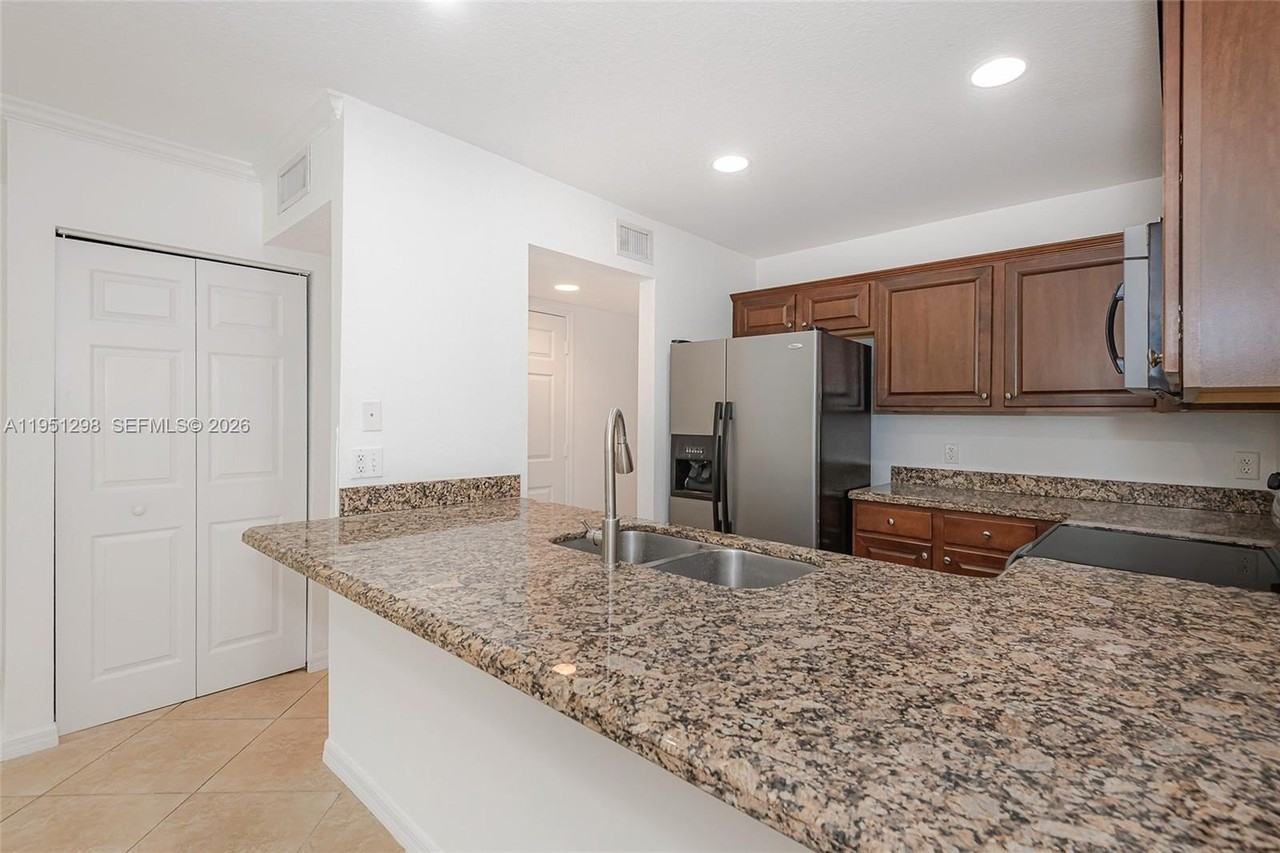 1000 Palm Trl #6 - Photo 7 of 27