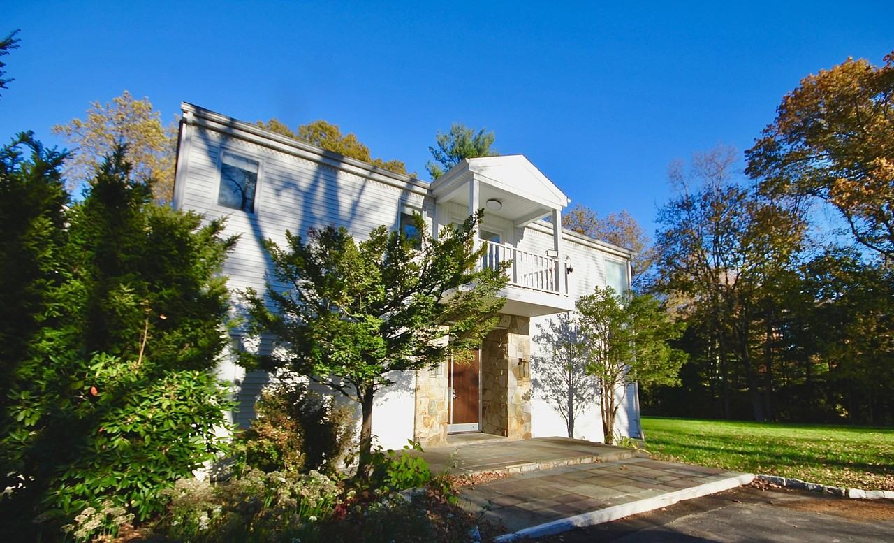 106A Comstock Hill Ave - Photo 2 of 28