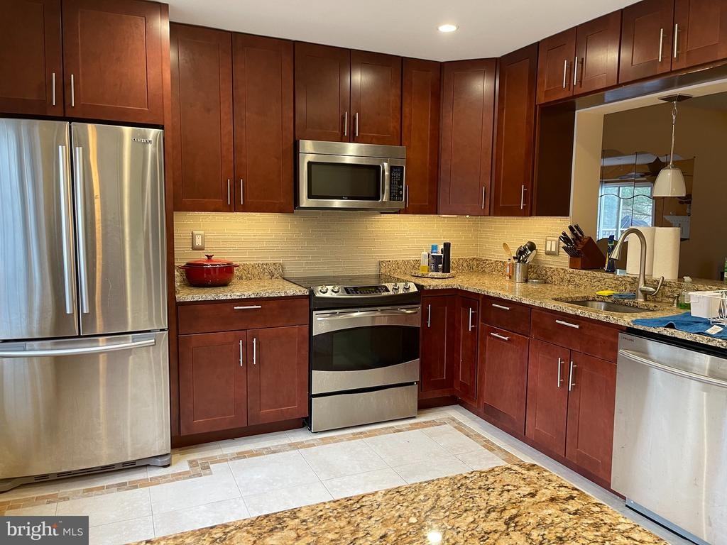 10354 College Sq - Photo 2 of 28