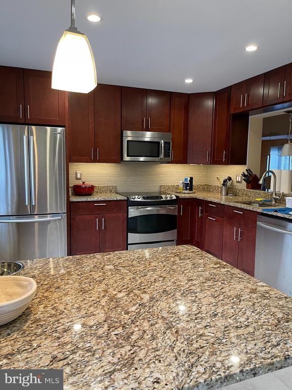 10354 College Sq - Photo 3 of 28