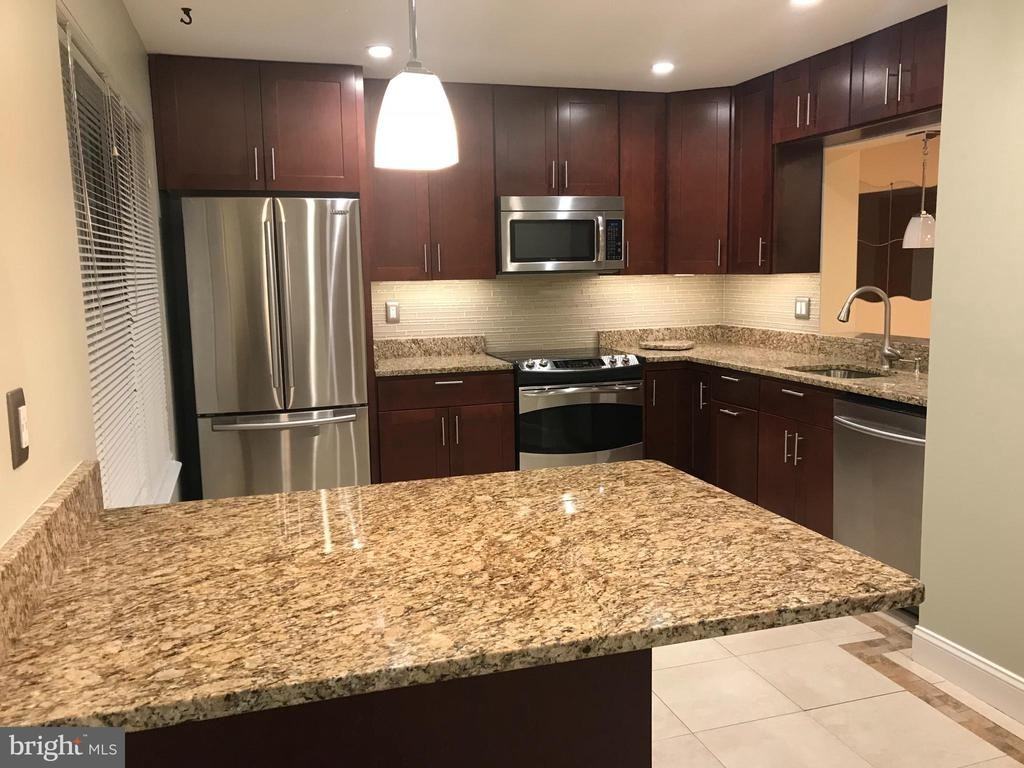 10354 College Sq - Photo 4 of 28