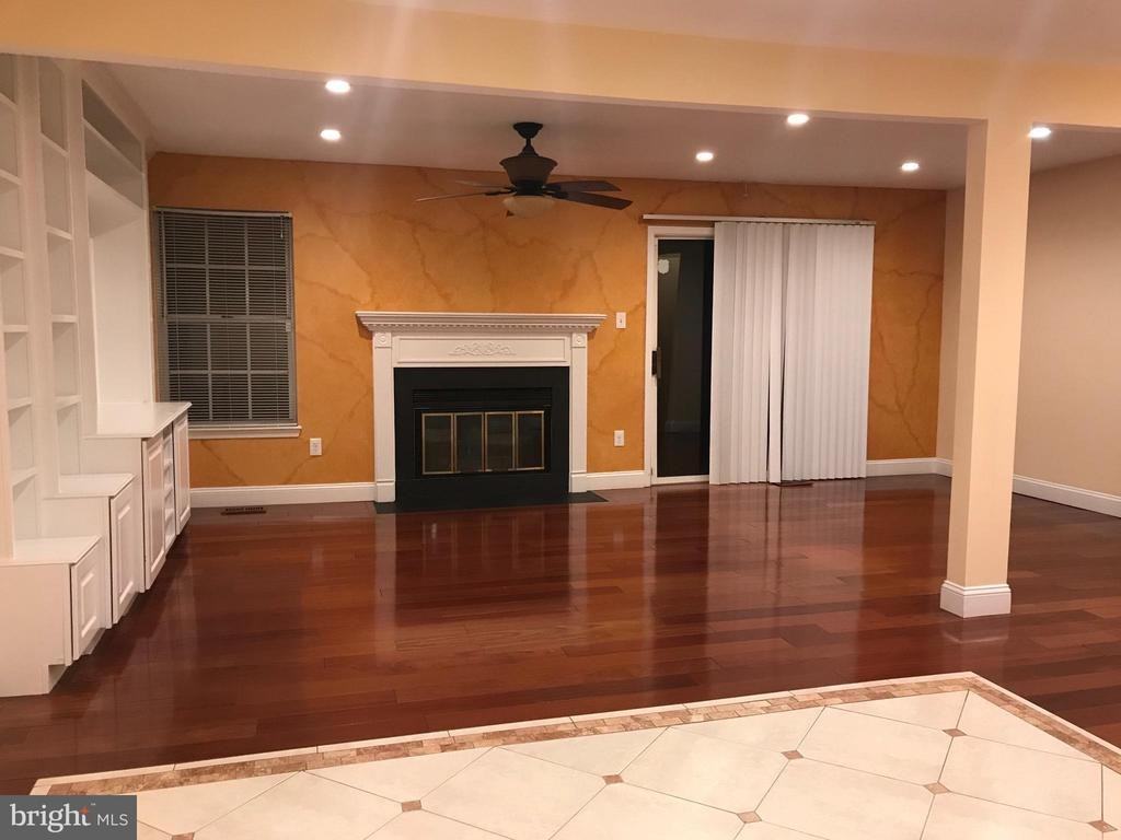 10354 College Sq - Photo 5 of 28