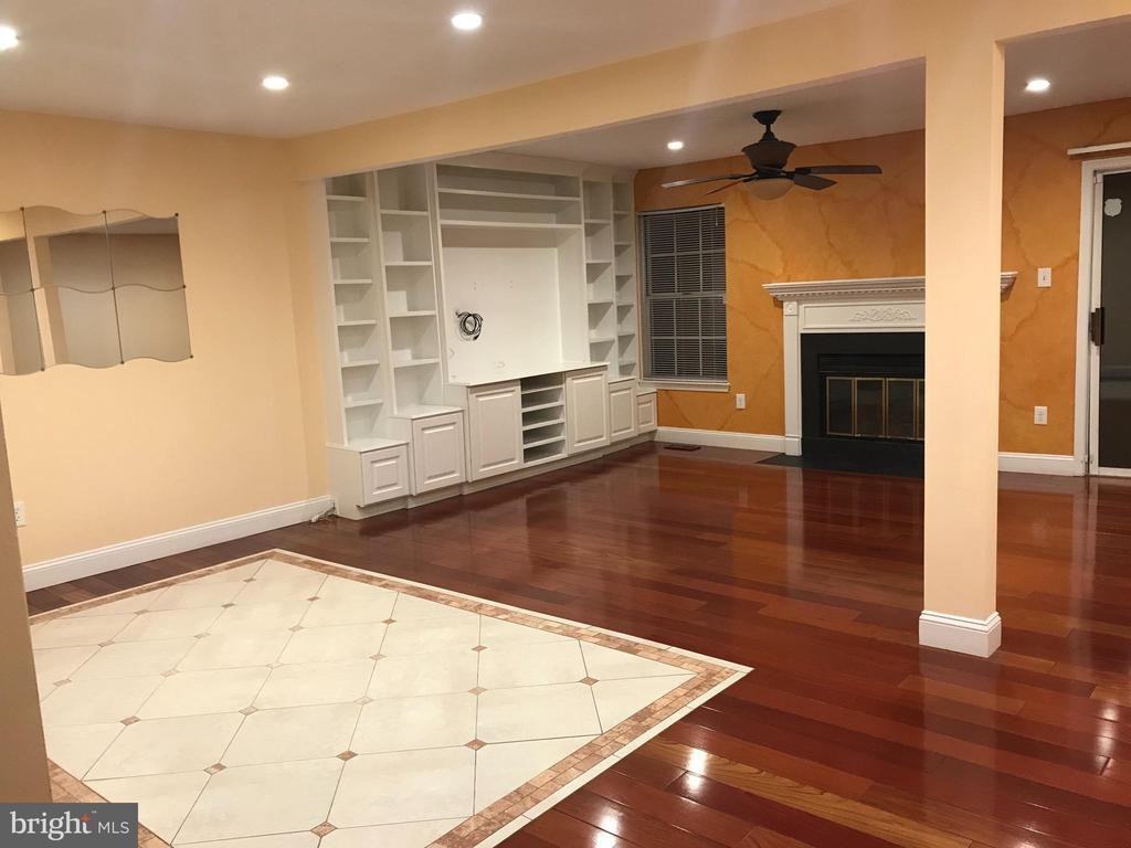 10354 College Sq - Photo 6 of 28