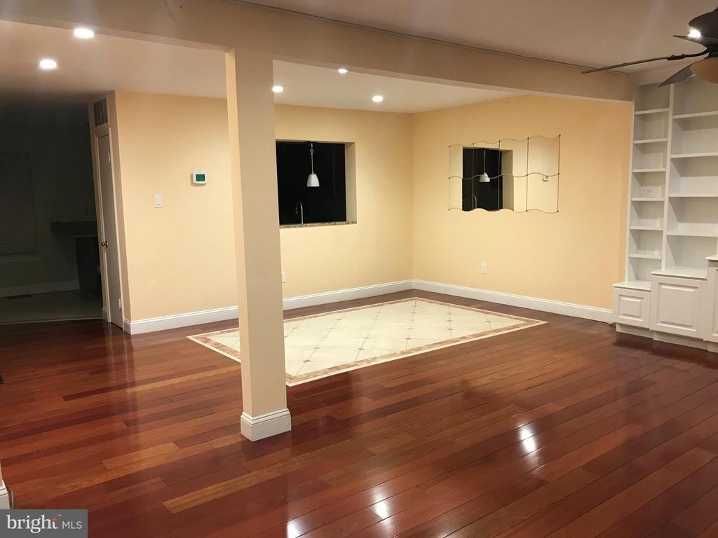 10354 College Sq - Photo 7 of 28