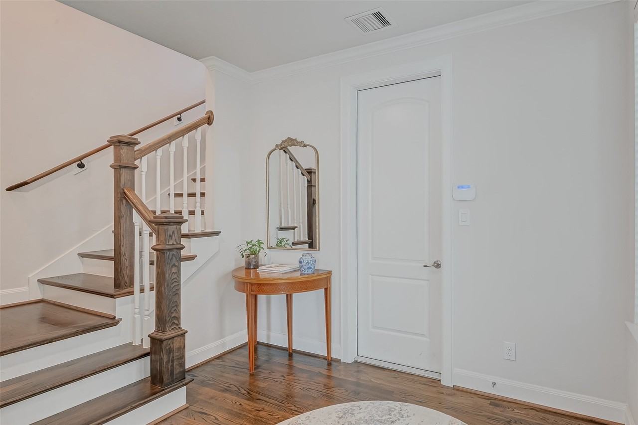 1035 Ashland St - Photo 4 of 35