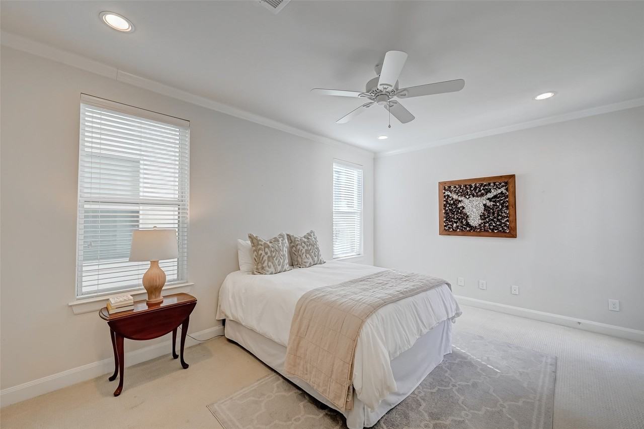 1035 Ashland St - Photo 5 of 35