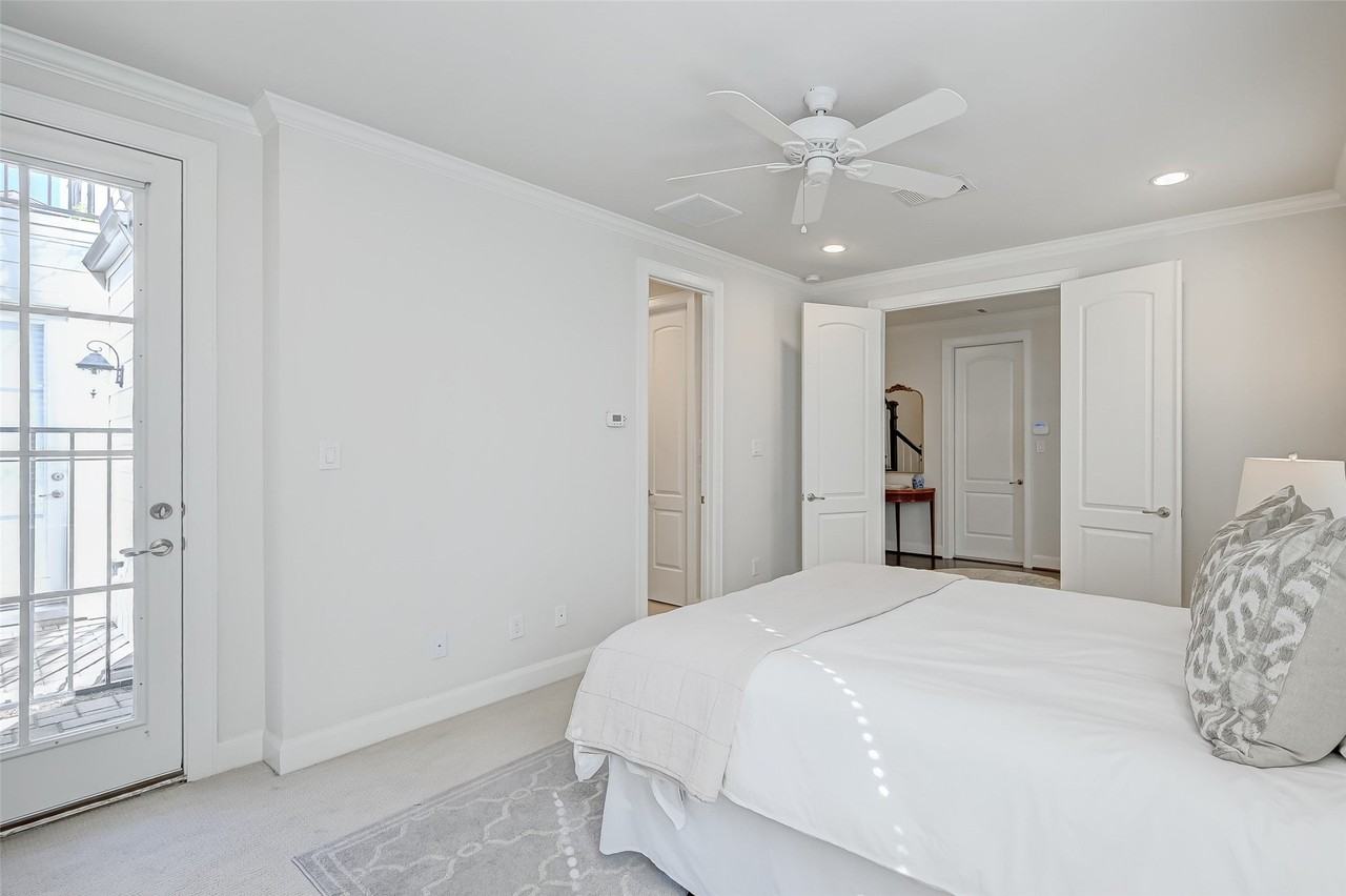 1035 Ashland St - Photo 7 of 35