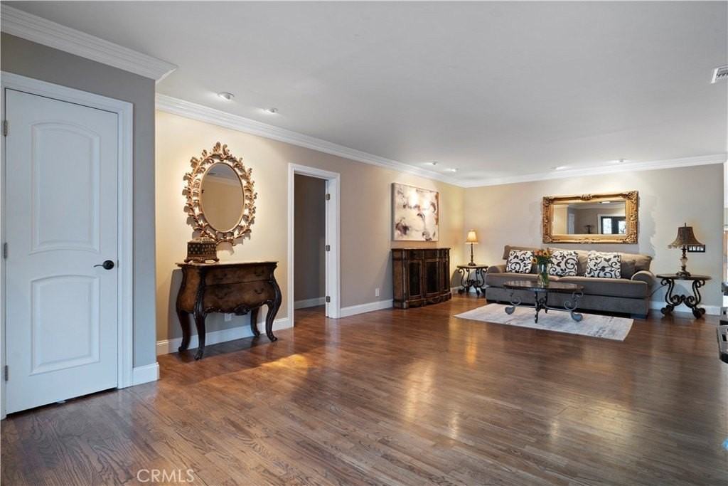 441 S Valley Center Ave - Photo 2 of 11