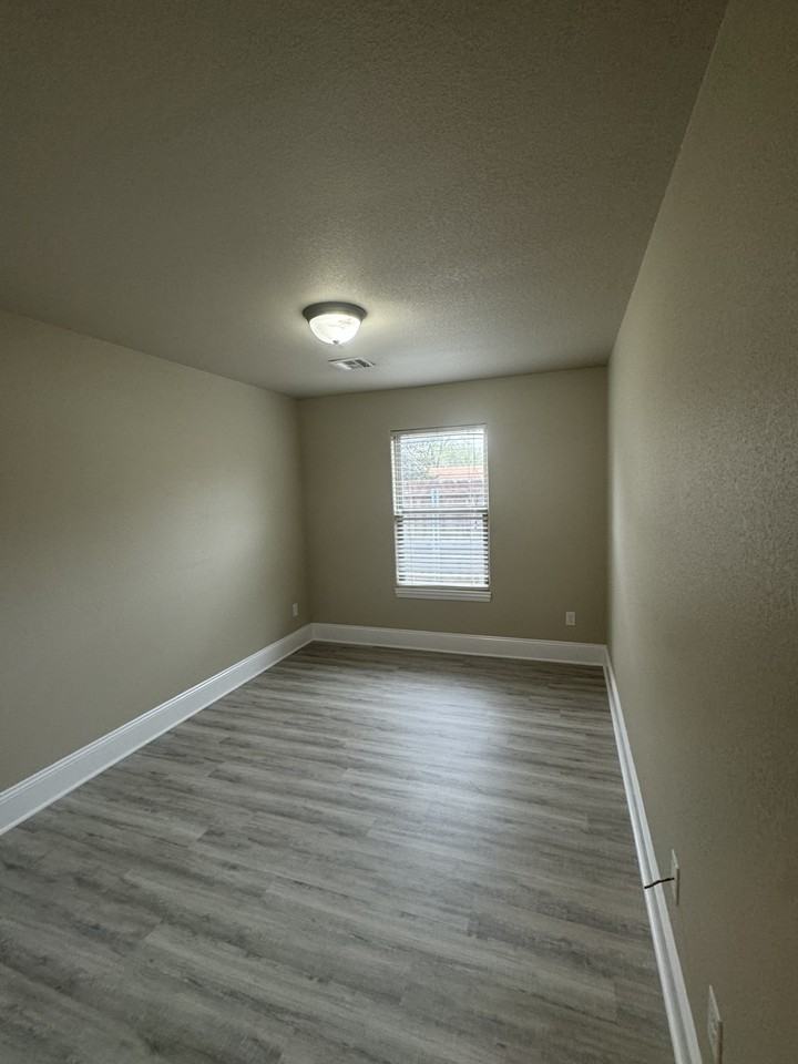 321 N Pine St #100 - Photo 5 of 10