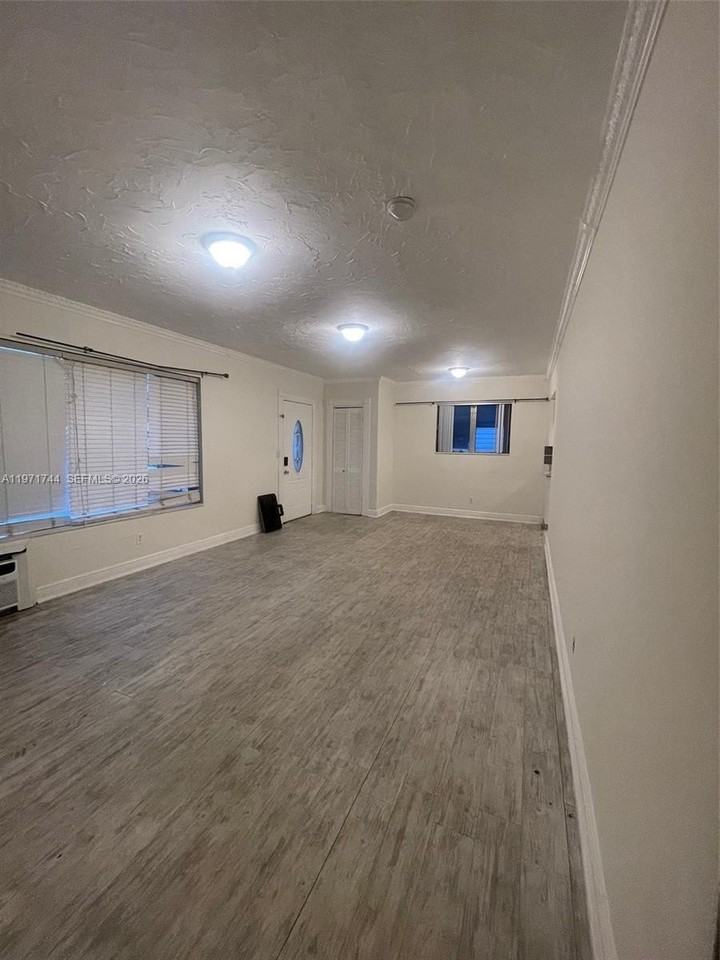 121 Ne 169th Ter - Photo 4 of 14