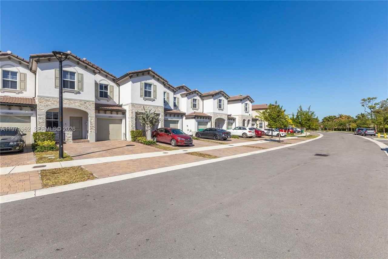 12906 Nw 22nd Pl #0 - Photo 3 of 50