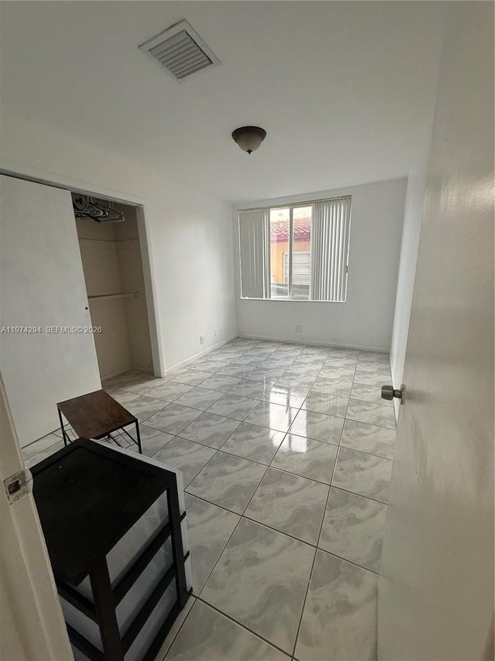 1853 Sw 17th St #3 - Photo 7 of 16