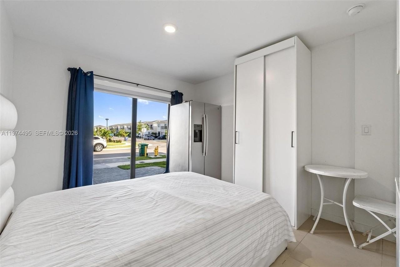 275 Nw 13th Pl #1 - Photo 3 of 12