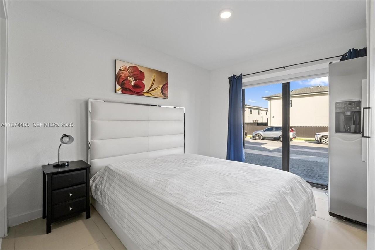 275 Nw 13th Pl #1 - Photo 4 of 12