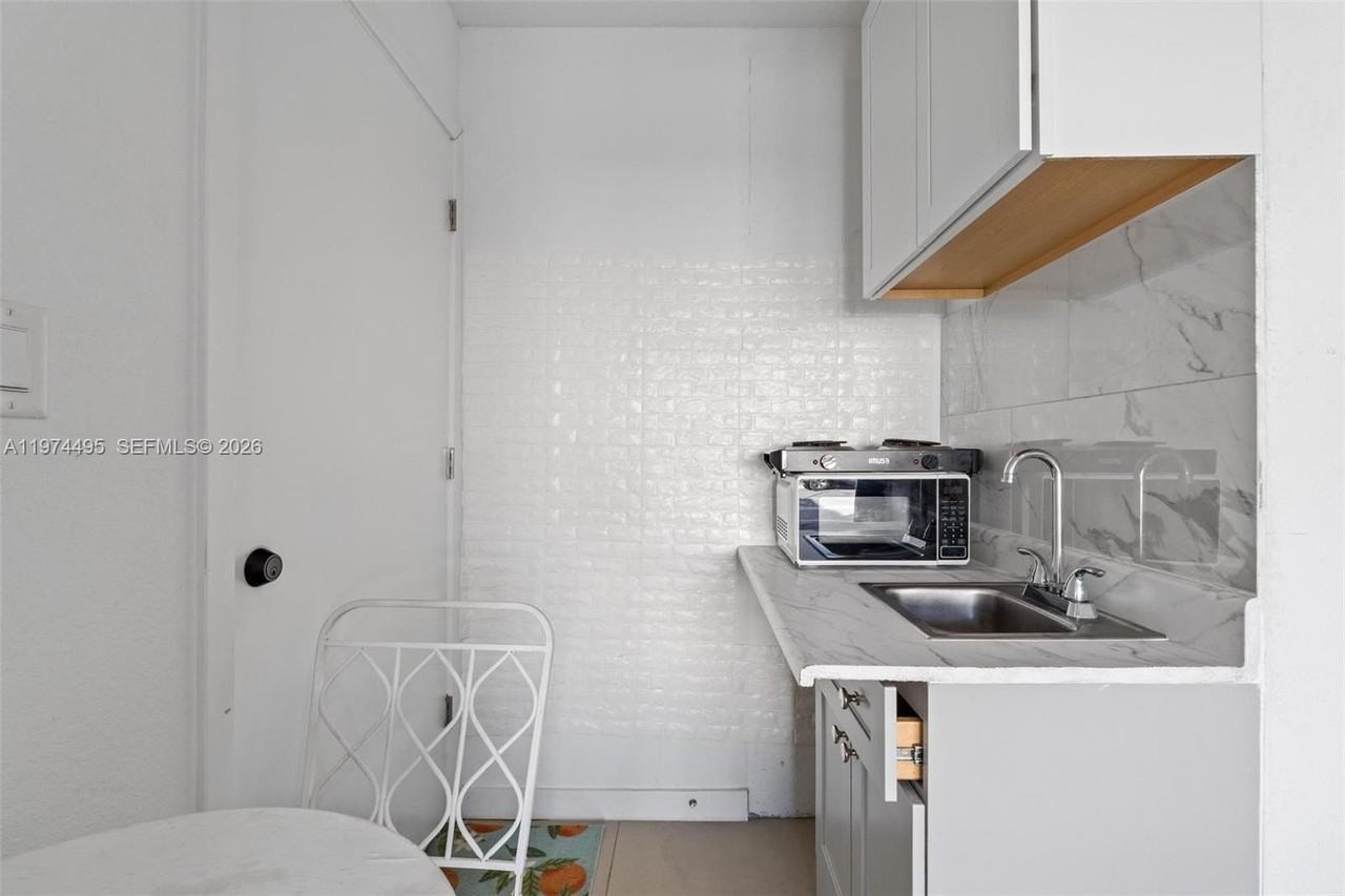 275 Nw 13th Pl #1 - Photo 5 of 12