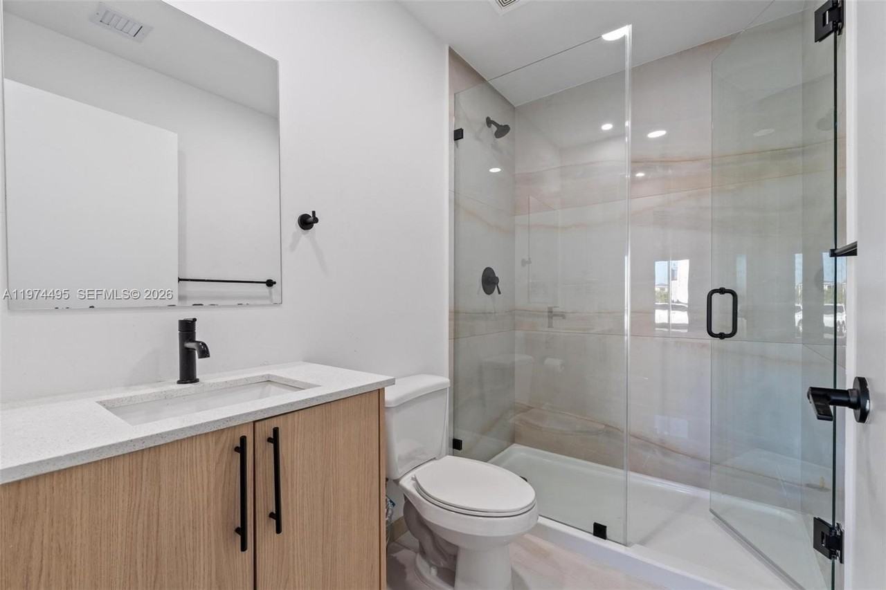 275 Nw 13th Pl #1 - Photo 6 of 12