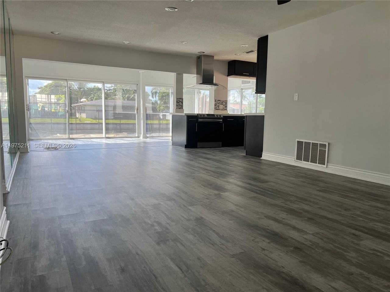 5909 Nw 67th Ave - Photo 4 of 21