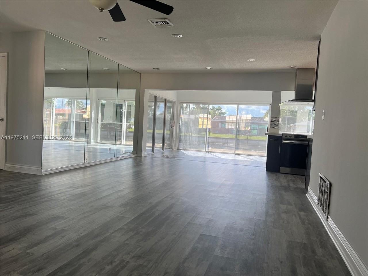 5909 Nw 67th Ave - Photo 5 of 21