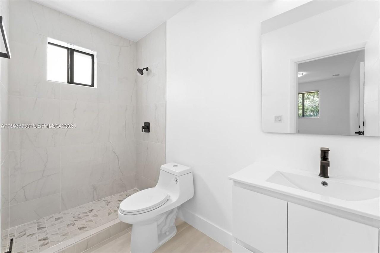 3712 Nw 13th Pl #2 - Photo 5 of 9