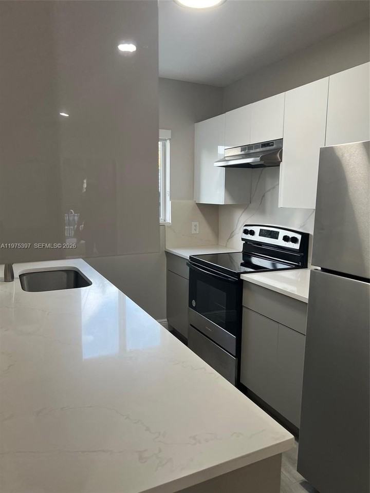 1901 Johnson St #2 - Photo 4 of 9