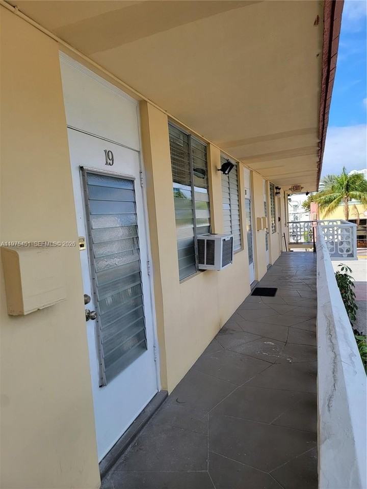 441 Collins Ave #19 - Photo 2 of 11