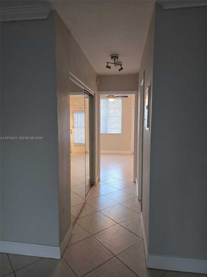 441 Collins Ave #19 - Photo 3 of 11