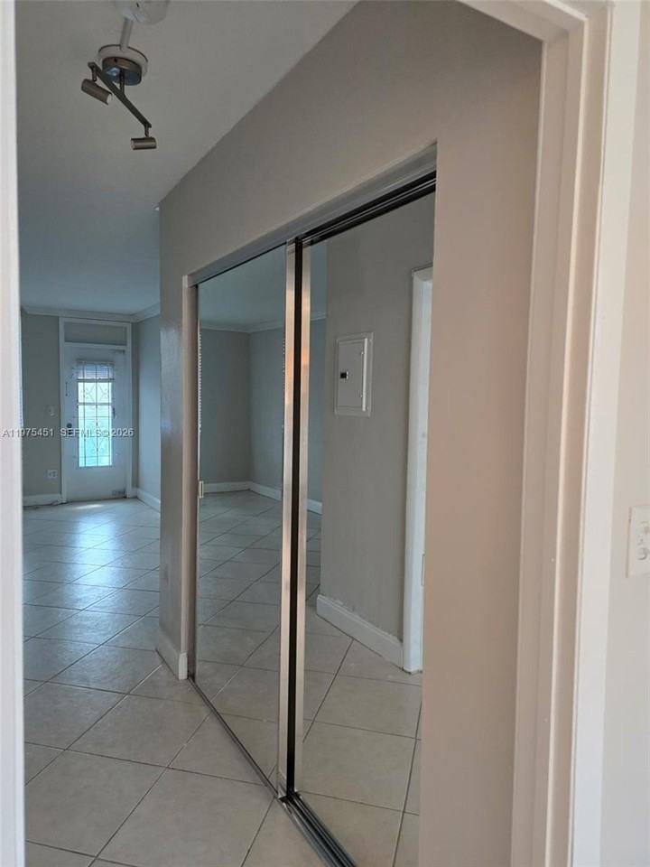 441 Collins Ave #19 - Photo 4 of 11