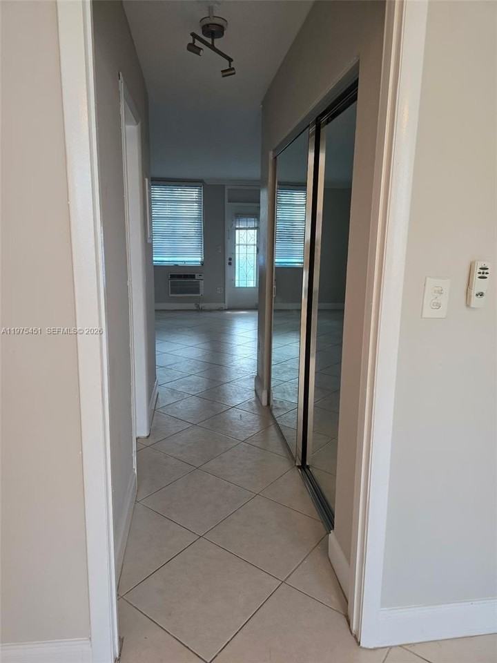 441 Collins Ave #19 - Photo 5 of 11