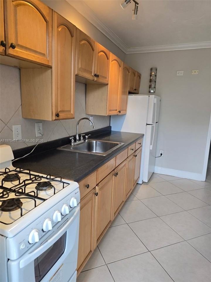 441 Collins Ave #19 - Photo 6 of 11