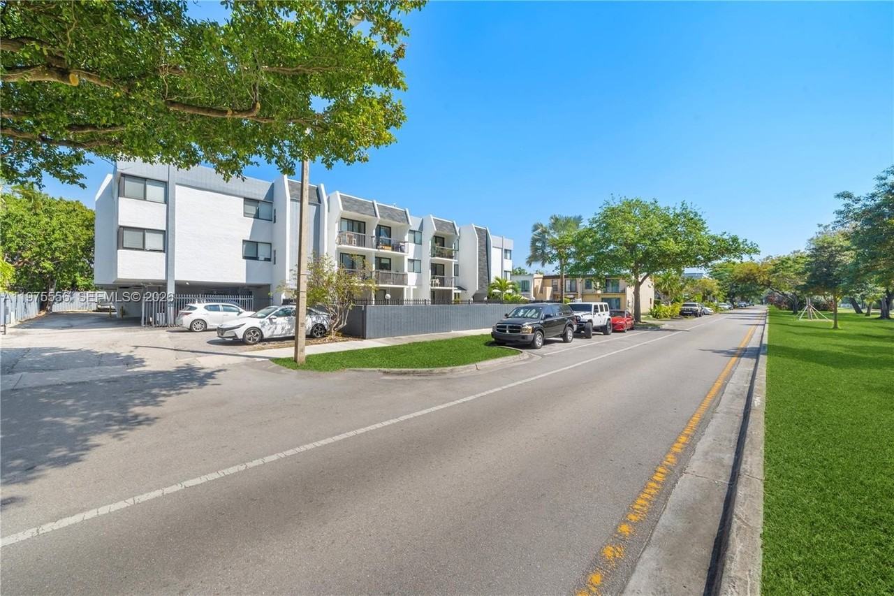 2345 Ne 135th St #210 - Photo 2 of 10