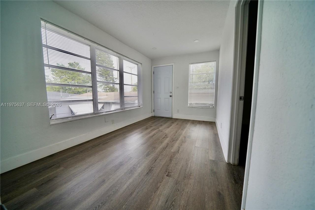 3376 Nw 49th St #B - Photo 4 of 14