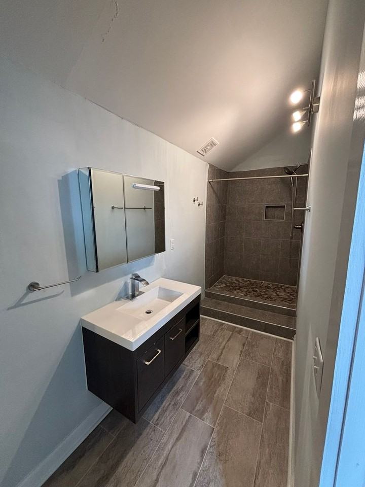 721 King St #D - Photo 3 of 8