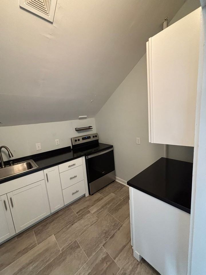 721 King St #D - Photo 7 of 8